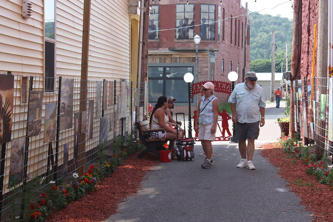 Art in the Alley, located in downtown Munising. PC: Instagram user @maymiejameson Art in the Alley, located in downtown Munising. PC: Instagram user @maymiejameson