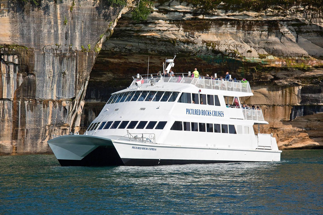 Cruising along the Pictured Rocks Cliffs