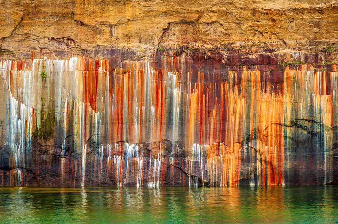 Grotte avec vue le Pictured Rocks National Lakeshore